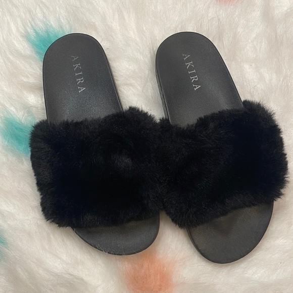 Akira‎ Solid Black Plush Fuzzy Slippers Woman’s Size 10 - Picture 1 of 4